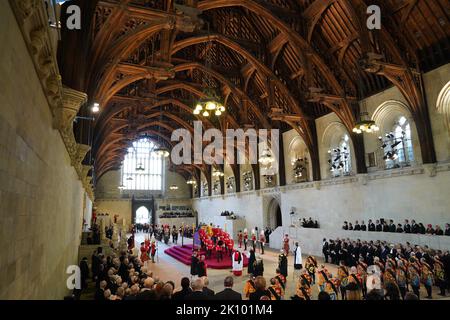 Die Trägerin trägt den Sarg von Königin Elizabeth II. In die Westminster Hall, London, wo er vor ihrer Beerdigung am Montag in einem Zustand liegen wird. Bilddatum: Mittwoch, 14. September 2022. Stockfoto