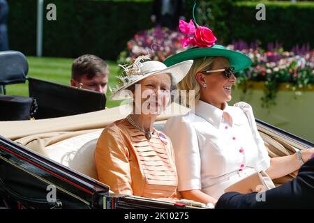 Ascot, Großbritannien. 17.. Juni 2022. Zara Phillips, Prinzessin Anne, Prinzessin Royal und Mike Tindall besuchen Royal Ascot 2022 Quelle: Independent Photo Agency/Alamy Live News Stockfoto