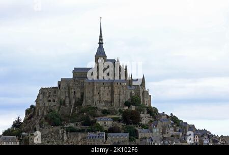 Insel mit der wunderschönen Abtei von Mont Saint Michel in Frankreich bei Ebbe Stockfoto