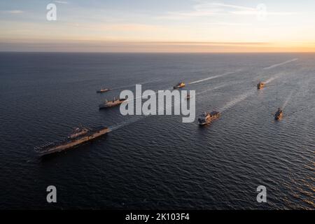 Ostsee, Internationale Gewässer. 06. September 2022. Das amphibische Sturmschiff USS Kearsarge der US Navy Wasp-Klasse führt eine Formation mit Schiffen aus den Niederlanden, Portugal und Norwegen während einer NATO-Manöverübung am 6. September 2022 in der Ostsee. Kredit: MC2 Jesse Schwab/Planetpix/Alamy Live Nachrichten Stockfoto