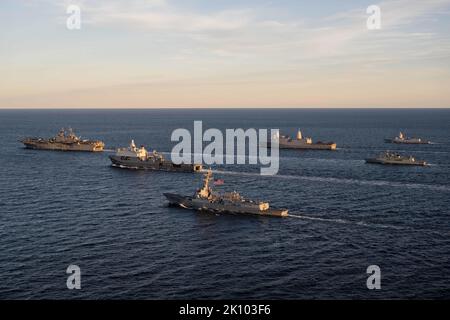 Ostsee, Internationale Gewässer. 06. September 2022. Das amphibische Sturmschiff USS Kearsarge der US Navy Wasp-Klasse führt eine Formation mit Schiffen aus den Niederlanden, Portugal und Norwegen während einer NATO-Manöverübung am 6. September 2022 in der Ostsee. Kredit: MC2 Jesse Schwab/Planetpix/Alamy Live Nachrichten Stockfoto