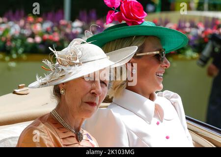 Ascot, Großbritannien. 17.. Juni 2022. Zara Phillips, Prinzessin Anne, Prinzessin Royal und Mike Tindall besuchen Royal Ascot 2022 Quelle: Independent Photo Agency/Alamy Live News Stockfoto
