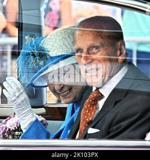 KÖNIGIN ELIZABETH II. UND PRINZ PHILIP DER HERZOG VON EDINBURGH BEI DER OFFICAIL ERÖFFNUNG EINES NEUEN SUPERKRANKENHAUSES IN GLASGOW... DER KÖNIGIN ELIZABETH U Stockfoto