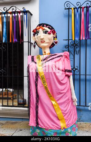 Riesige Pappmaché-Puppe vor einem Laden in der Fußgängerzone Zocalo Avenue, Oaxaca de Juarez, Mexiko Stockfoto