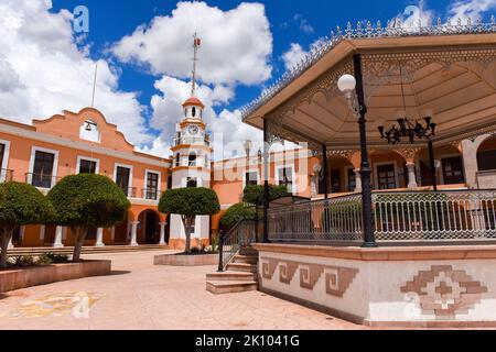 Der Hauptplatz und das Rathaus der Stadt Mitla, Bundesstaat Oaxaca, Mexiko Stockfoto