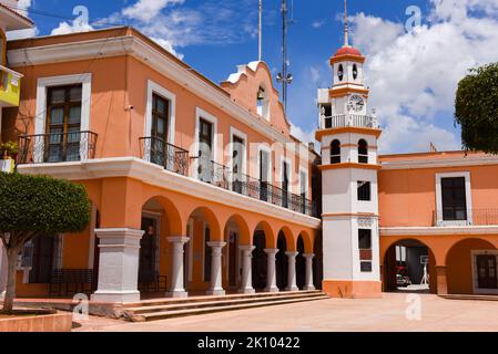 Der Hauptplatz und das Rathaus der Stadt Mitla, Bundesstaat Oaxaca, Mexiko Stockfoto
