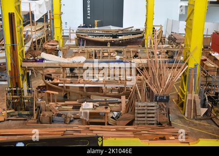 Innenansicht des Boathouse 4 auf der historischen Werft von Portsmouth in England. Bootsbau Ausbildung und Ausstellungen von berühmten Handwerk. Stockfoto