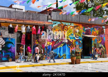 Bunte Wandmalereien und Geschäfte im Zentrum der Stadt Mitla, Bundesstaat Oaxaca, Mexiko Stockfoto