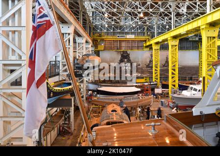 Innenansicht des Boathouse 4 auf der historischen Werft von Portsmouth in England. Bootsbau Ausbildung und Ausstellungen von berühmten Handwerk. Stockfoto