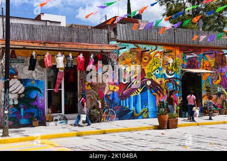 Bunte Wandmalereien und Geschäfte im Zentrum der Stadt Mitla, Bundesstaat Oaxaca, Mexiko Stockfoto