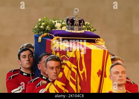 Die Trägerin trägt den Sarg von Königin Elizabeth II. In die Westminster Hall, London, wo er vor ihrer Beerdigung am Montag in einem Zustand liegen wird. Bilddatum: Mittwoch, 14. September 2022. Stockfoto