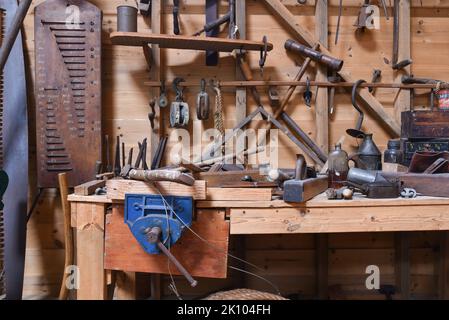 Tischler im alten Stil arbeiten Bank mit antiken Werkzeugen Stockfoto