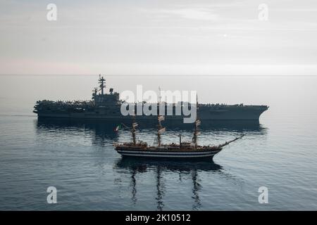 USS George Bush, Italien. 01. September 2022. Das italienische Hochsegeltrainingsschiff AMERIGO Vespucci segelt während eines Transits vor der italienischen Küste am 1. September 2021 an der Seite des US Navy Nimitz-Klasse Flugzeugträgers USS George H. W. Bush. Die Schiffe arbeiteten zusammen, um an den 60.. Jahrestag eines Treffens der USS Independence 1962 mit dem italienischen Staatsschiff Amerigo Vespucci zu erinnern. Kredit: MC2 Stuart Posada/Planetpix/Alamy Live Nachrichten Stockfoto