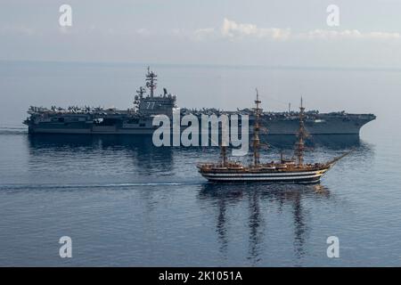 USS George Bush, Italien. 01. September 2022. Das italienische Hochsegeltrainingsschiff AMERIGO Vespucci segelt während eines Transits vor der italienischen Küste am 1. September 2021 an der Seite des US Navy Nimitz-Klasse Flugzeugträgers USS George H. W. Bush. Die Schiffe arbeiteten zusammen, um an den 60.. Jahrestag eines Treffens der USS Independence 1962 mit dem italienischen Staatsschiff Amerigo Vespucci zu erinnern. Kredit: MC2 Stuart Posada/Planetpix/Alamy Live Nachrichten Stockfoto