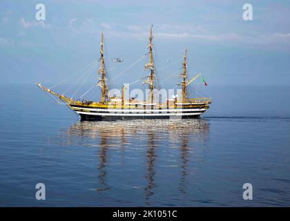 USS George Bush, Italien. 01. September 2022. Das italienische Hochsegeltrainingsschiff AMERIGO Vespucci segelt während eines Transits vor der italienischen Küste am 1. September 2021 an der Seite des US Navy Nimitz-Klasse Flugzeugträgers USS George H. W. Bush. Die Schiffe arbeiteten zusammen, um an den 60.. Jahrestag eines Treffens der USS Independence 1962 mit dem italienischen Staatsschiff Amerigo Vespucci zu erinnern. Quelle: MCS Sasha Ambrose/Planetpix/Alamy Live News Stockfoto