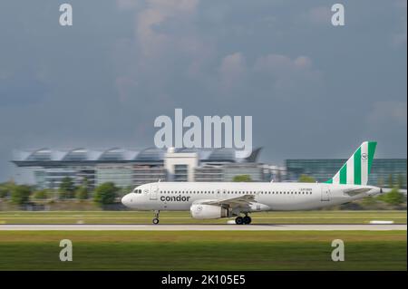 München, Deutschland - August 26. 2022 : Condor Airbus A320-232 mit der Flugzeugzulassung startet LY-VUT auf der Südbahn 26L der Münchner Stockfoto