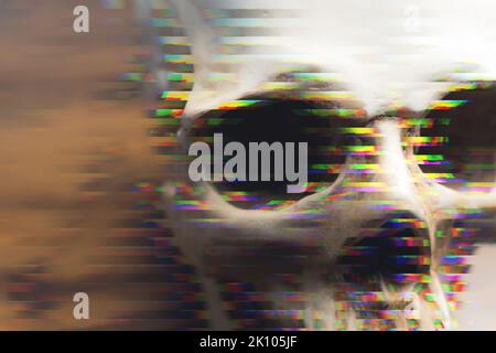 Farbige Pixel chromatische Aberration auf weißem, obskuren menschlichen Schädel. Unscharfer Hintergrund. Tod und Leben Konzept. Grafik. Foto in hoher Qualität Stockfoto