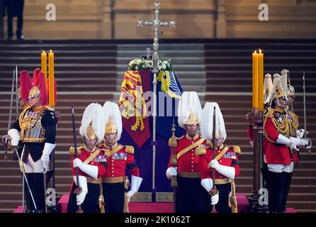 Mitglieder der Life Guards und der Blues and Royals stehen Wache am Sarg von Königin Elizabeth II., der im Royal Standard drapiert ist, wobei die Imperial State Crown auf der Katafalque in der Westminster Hall, London, Wo sie vor ihrer Beerdigung am Montag in einem Zustand liegen wird. Bilddatum: Mittwoch, 14. September 2022. Stockfoto