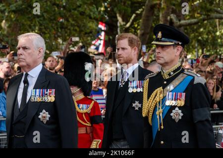 Horse Guards Parade, London, Großbritannien. 14.. September 2022. Die Prozession, die Ihre Majestät Königin Elizabeth II. Vom Buckingham Palace zum Palace of Westminster führt, wo sie bis zu ihrer Beerdigung am Montag im Staat liegen wird, passiert die Horse Guards Parade. Prinz Andrew, Prinz Harry, Prinz Edward. Amanda Rose/Alamy Live News Stockfoto