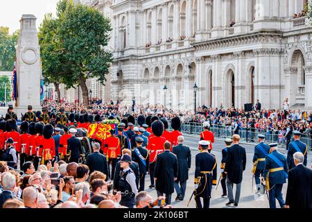 London, Großbritannien. 14. September 2022. LONDON - König Charles III, William Prince of Wales, Harry Duke of Sussex, Prinzessin Anne, die Prinzessin Royal, Prinz Andrew, Herzog von York und Prinz Edward, Earl of Wessex, hinter dem Sarg von Königin Elizabeth II. Auf dem Weg nach Westminster, 14. September 2022. Foto: Patrick van Katwijk Quelle: dpa picture Alliance/Alamy Live News Stockfoto