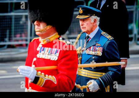 London, Großbritannien. 14. September 2022. LONDON - König Charles III, William Prince of Wales, Harry Duke of Sussex, Prinzessin Anne, die Prinzessin Royal, Prinz Andrew, Herzog von York und Prinz Edward, Earl of Wessex, hinter dem Sarg von Königin Elizabeth II. Auf dem Weg nach Westminster, 14. September 2022. Foto: Patrick van Katwijk Quelle: dpa picture Alliance/Alamy Live News Stockfoto