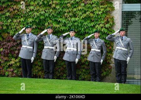 Berlin, Deutschland. 14. September 2022. Deutsche Soldaten grüßen mit militärischen Ehren vor dem Bundeskanzleramt bei der Begrüßung des Ministerpräsidenten von Georgien, Garibashvili, durch Kanzler Scholz, während sie die georgische Nationalhymne spielen. Quelle: Bernd von Jutrczenka/dpa/Alamy Live News Stockfoto