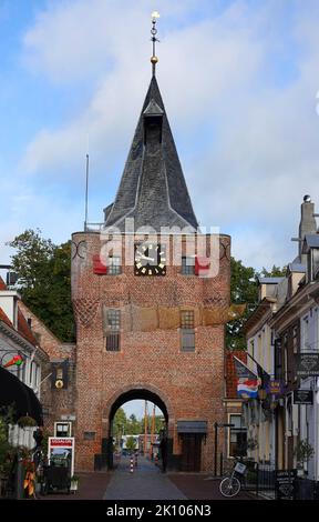 Elburg, Niederlande - Sept. 9 2022 das Vischpoort oder Fischtor, das alte Zitiertor zum historischen holländischen Fischerdorf Elburg. Dieses Denkmal w Stockfoto