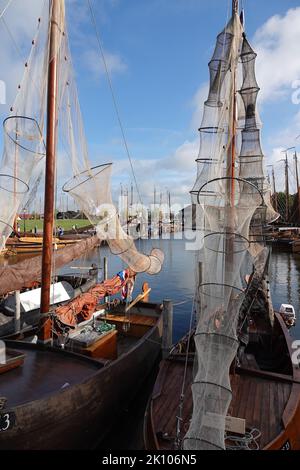 Elburg, Niederlande - Sept. 9 2022 Alte Boote mit Fangfallen (Fykes) befinden sich im Hafen der historischen Fischerstadt Elburg. Der glor Stockfoto