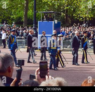 London, Großbritannien. 14. September 2022. Mitglieder der königlichen Familie laufen hinter dem Sarg, während die Prozession für die im Staat liegende Königin durch die Mall führt. Die Königin wurde vom Buckingham Palace in die Westminster Hall im Palace of Westminster gebracht, wo sie bis zu ihrer Beerdigung am 19.. September bleiben wird. Kredit: Vuk Valcic/Alamy Live Nachrichten Stockfoto