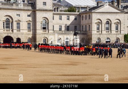 London, Großbritannien. 14. September 2022. Die Prozession für die im Staat liegende Königin führt durch die Horse Guards Parade. Die Königin wurde vom Buckingham Palace in die Westminster Hall im Palace of Westminster gebracht, wo sie bis zu ihrer Beerdigung am 19.. September bleiben wird. Kredit: Vuk Valcic/Alamy Live Nachrichten Stockfoto