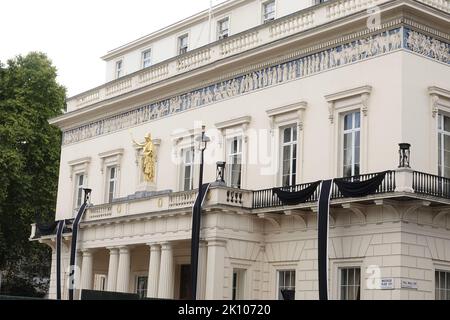 Westminster, London, Großbritannien. 14. September 2022. Der National Liberal Club, geschmückt mit schwarzen Vorhängen zur Erinnerung an Königin Elizabeth II Credit: Motofoto/Alamy Live News Stockfoto