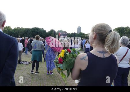 Westminster, London, Großbritannien. 14. September 2022. Die Cortege-Prozession von Königin Elizabeth II wird von riesigen Menschenmengen im Hyde Park auf Jumbo-Fernsehbildschirmen beobachtet - nachdem die Sicherheitskräfte den Zugang zur Prozessionsroute gesperrt haben. Kredit: Motofoto/Alamy Live Nachrichten Stockfoto