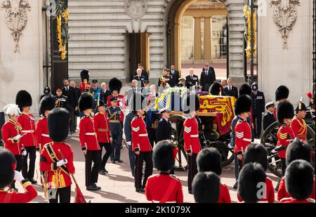 14.. September 2022. London, Großbritannien. Der Sarg von QueenÕs verlässt den Buckingham Palace mit der Waffenkarrierung, gefolgt von Prinz Harry, dem Herzog von Sussex, Prinz William, dem Prinzen von Wales, Prinz Andrew, dem Herzog von York, Prinzessin Anne, der Prinzessin Royal, Prinz Edward, dem Earl of Wessex, König Karl III. Und der Herzog von Cambridge nehmen die Reise nach Westminster Hall, wo sie vier Tage vor ihrer Beerdigung im Staat liegen wird. Quelle: Doug Peters/EMPICS/Alamy Live News Stockfoto