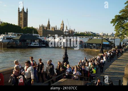 LONDON - 14. SEPTEMBER: Mitglieder der Öffentlichkeit Schlange sich entlang des Albert Embankment, um in die Westminster Hall zu gehen, um den Sarg von Königin Elizabeth II. Zu sehen, der im Staat liegt. Am 14. September 2022. Foto von David Levenson Credit: David Levenson/Alamy Live News Stockfoto