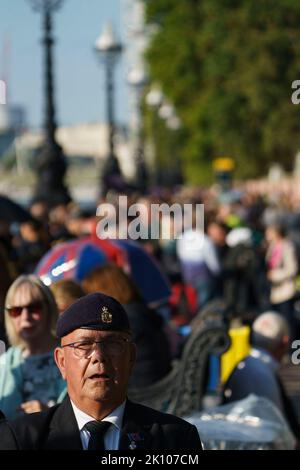 LONDON - 14. SEPTEMBER: Mitglieder der Öffentlichkeit Schlange sich entlang des Albert Embankment, um in die Westminster Hall zu gehen, um den Sarg von Königin Elizabeth II. Zu sehen, der im Staat liegt. Am 14. September 2022. Foto von David Levenson Credit: David Levenson/Alamy Live News Stockfoto