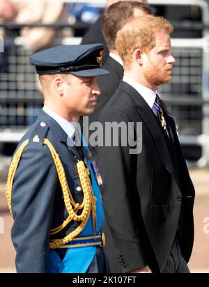 14.. September 2022. London, Großbritannien. Der Sarg von QueenÕs verlässt den Buckingham Palace mit der Waffenkarrierung, gefolgt von Prinz Harry, dem Herzog von Sussex, Prinz William, dem Prinzen von Wales, Prinz Andrew, dem Herzog von York, Prinzessin Anne, der Prinzessin Royal, Prinz Edward, dem Earl of Wessex, König Karl III. Und der Herzog von Cambridge nehmen die Reise nach Westminster Hall, wo sie vier Tage vor ihrer Beerdigung im Staat liegen wird. Quelle: Doug Peters/EMPICS/Alamy Live News Stockfoto