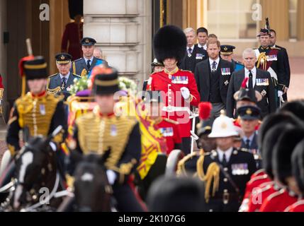 14.. September 2022. London, Großbritannien. Der Sarg von QueenÕs verlässt den Buckingham Palace mit der Waffenkarrierung, gefolgt von Prinz Harry, dem Herzog von Sussex, Prinz William, dem Prinzen von Wales, Prinz Andrew, dem Herzog von York, Prinzessin Anne, der Prinzessin Royal, Prinz Edward, dem Earl of Wessex, König Karl III. Und der Herzog von Cambridge nehmen die Reise nach Westminster Hall, wo sie vier Tage vor ihrer Beerdigung im Staat liegen wird. Quelle: Doug Peters/EMPICS/Alamy Live News Stockfoto