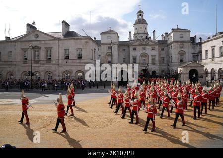 Die königlichen Wachen marschieren während der feierlichen Prozession vom Buckingham Palace zur Westminster Hall, London, wo der Sarg von Königin Elizabeth II. Vor ihrer Beerdigung am Montag in einem Zustand liegen wird. Bilddatum: Mittwoch, 14. September 2022. Stockfoto