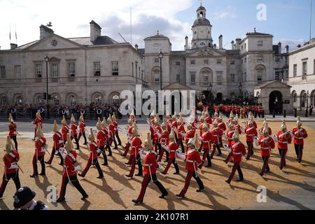 Die königlichen Wachen marschieren während der feierlichen Prozession vom Buckingham Palace zur Westminster Hall, London, wo der Sarg von Königin Elizabeth II. Vor ihrer Beerdigung am Montag in einem Zustand liegen wird. Bilddatum: Mittwoch, 14. September 2022. Stockfoto