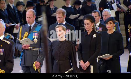 Foto zeigt: QueenÕs Sarg Prozession geht zur Westminster Hall heute 14.9.22 Ankunft in Westminster Meghan und Harry mit König Charles Prince will Stockfoto