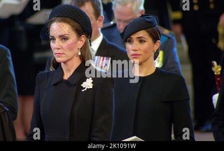 Foto zeigt: QueenÕs Sarg Prozession geht zur Westminster Hall heute 14.9.22 Ankunft in Westminster Meghan und Kate mit König Charles Prinz Willia Stockfoto