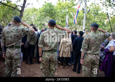 London, England. 14.. September 2022. Soldaten zollen ihr Respekt, während die Königin ihre letzte Reise in die Westminster Hall macht, wo sie bis zum Tag ihrer Beerdigung im Staat liegen wird. Quelle: Kiki Streitberger / Alamy Live News Stockfoto