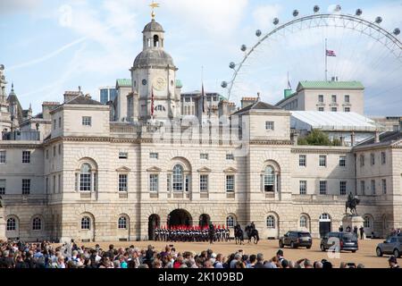 London, England. 14.. September 2022. Tausende sind in den St. James' Park gekommen, um ihren Respekt zu zollen, während die Königin ihre letzte Reise in die Westminster Hall macht, wo sie bis zum Tag ihrer Beerdigung im Staat liegen wird. Quelle: Kiki Streitberger / Alamy Live News Stockfoto