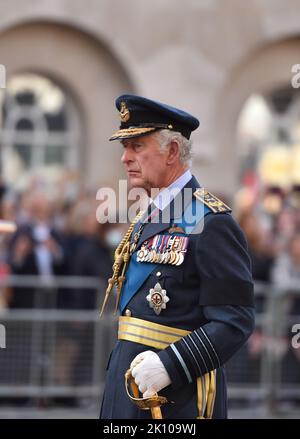 London, England, Großbritannien. 14. September 2022. KÖNIG CHARLES III. Geht hinter den Sarg der Königin in Whitehall, als er bei der feierlichen Prozession der Königin auf einem Waffenwagen vom Buckingham Palace getragen wurde. (Bild: © Thomas Krych/ZUMA Press Wire) Bild: ZUMA Press, Inc./Alamy Live News Stockfoto