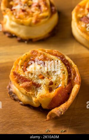 Hausgemachte Pizza Roll Vorspeisen mit Käse und Marinara Sauce Stockfoto