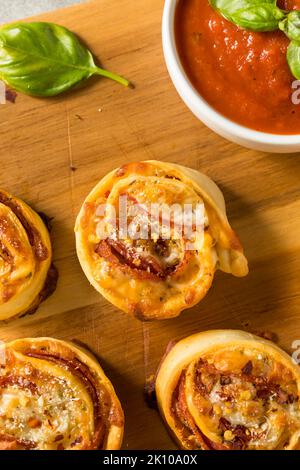 Hausgemachte Pizza Roll Vorspeisen mit Käse und Marinara Sauce Stockfoto