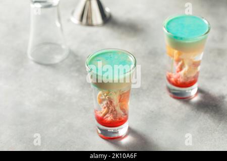 Boozy Alien Brain Blutung Shot Cocktail für Halloween Stockfoto