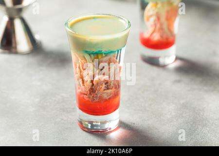 Boozy Alien Brain Blutung Shot Cocktail für Halloween Stockfoto