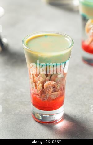 Boozy Alien Brain Blutung Shot Cocktail für Halloween Stockfoto