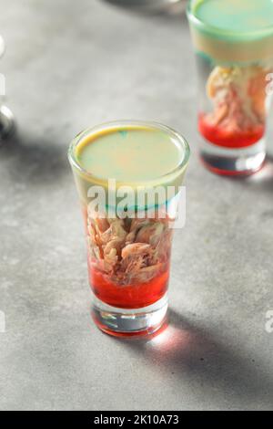 Boozy Alien Brain Blutung Shot Cocktail für Halloween Stockfoto